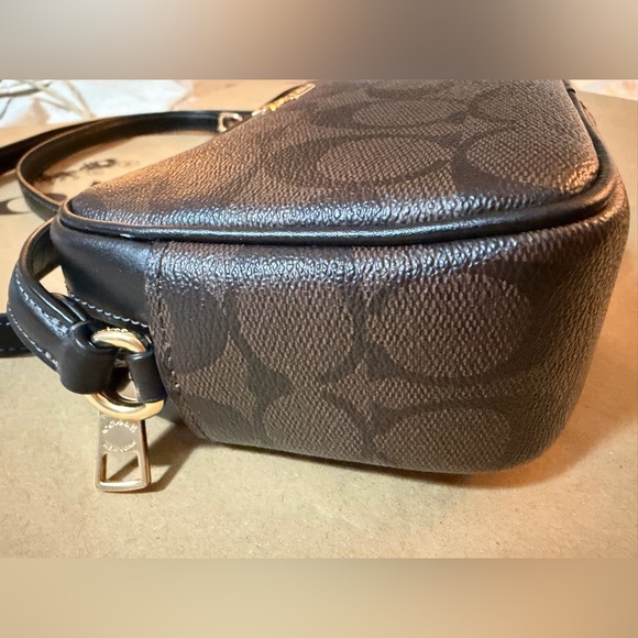Coach Mini Jamie Camera Bag
In Signature Canvas Brown/Gold/Black. - Picture 4 of 12